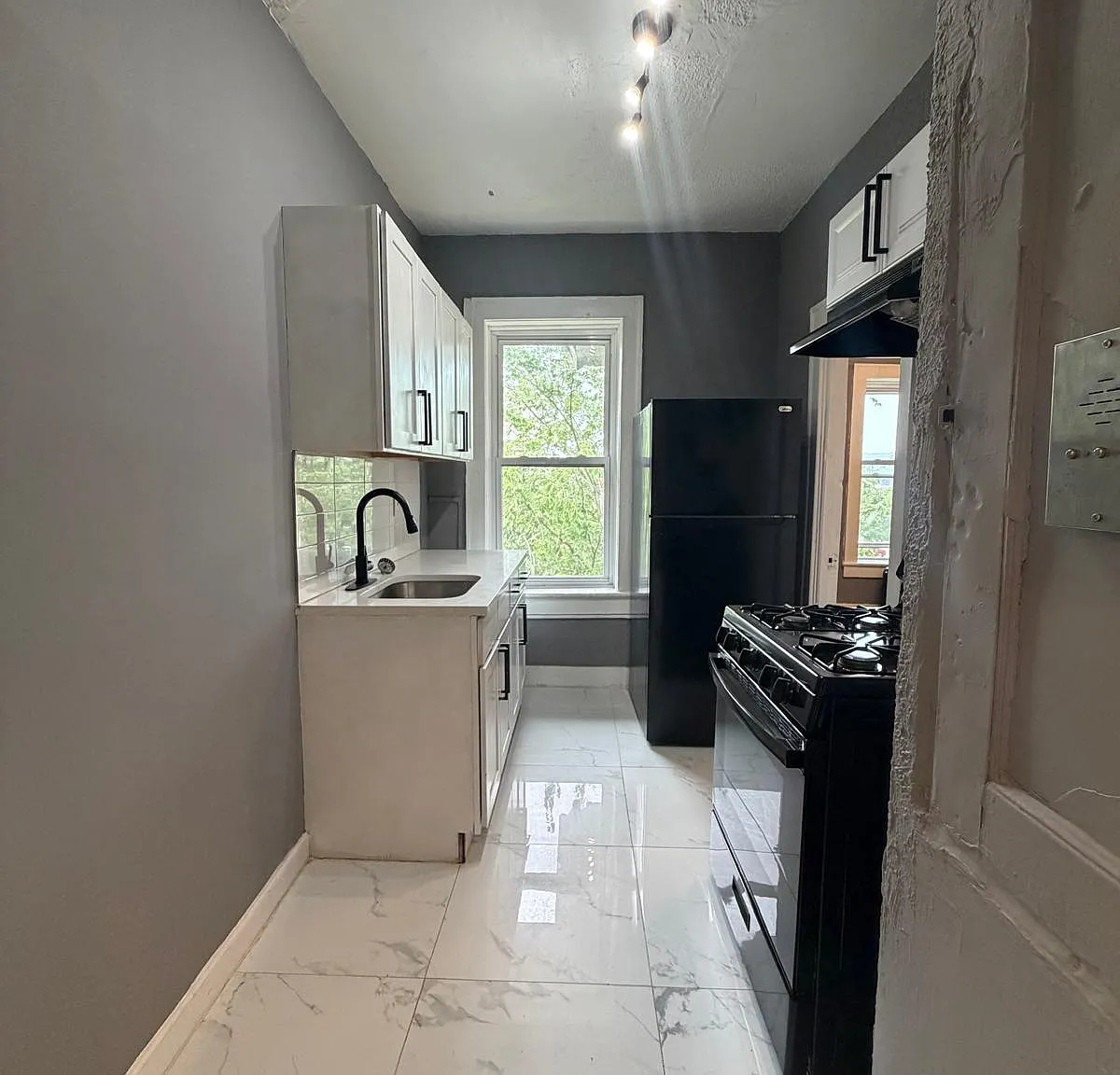 3 bed, 1000 sqft, $2,200 — Photo 1