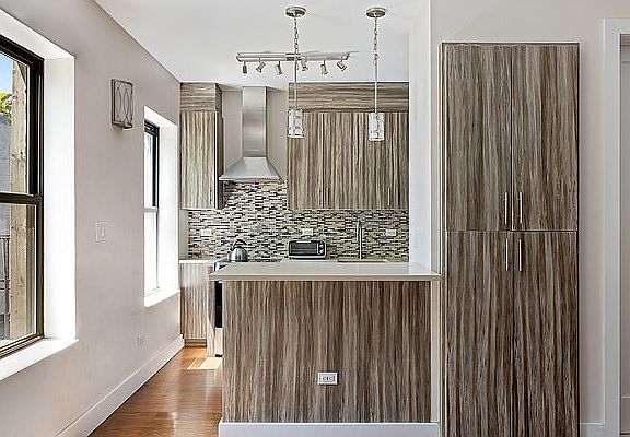 3rd image of 458 W 51st St APT 3