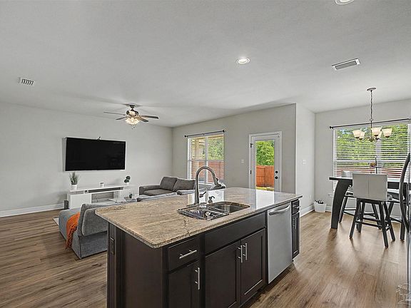 3rd image of 837 Avellanas Dr