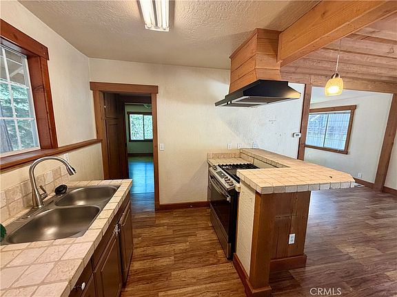 4th image of 590 Rose Ln