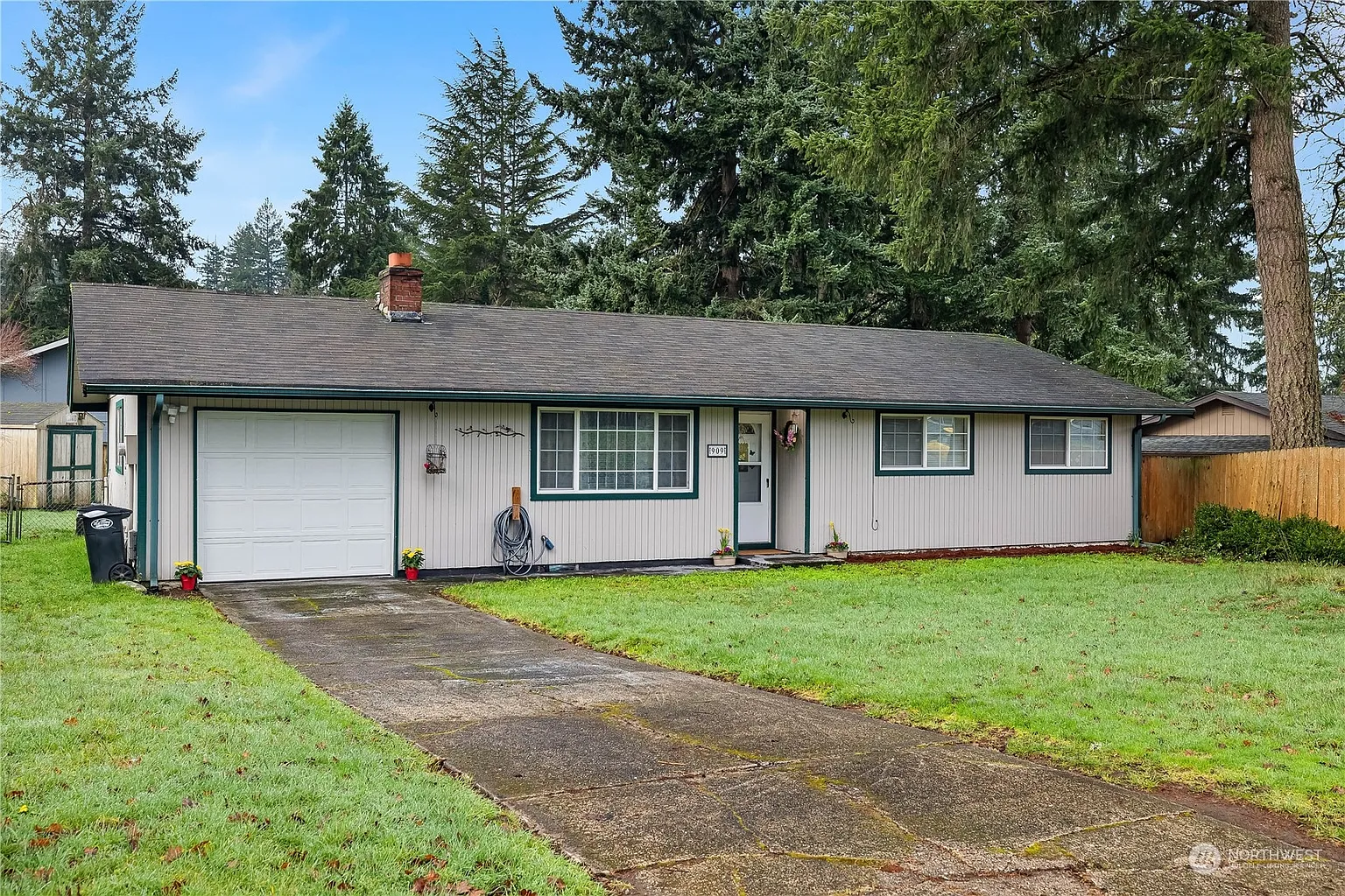 909 Oakcrest Drive SE photo 1
