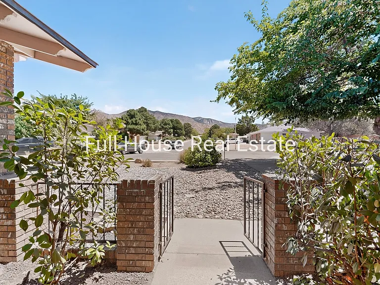 2309 Saturn Pl NE — Photo 4