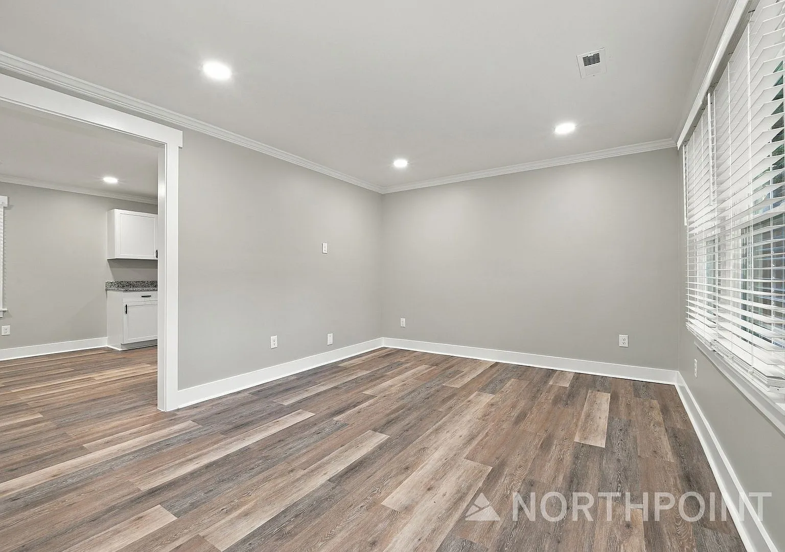 Available for Immediate move in! Recently renovated 3 bed 2 bath — Photo 2