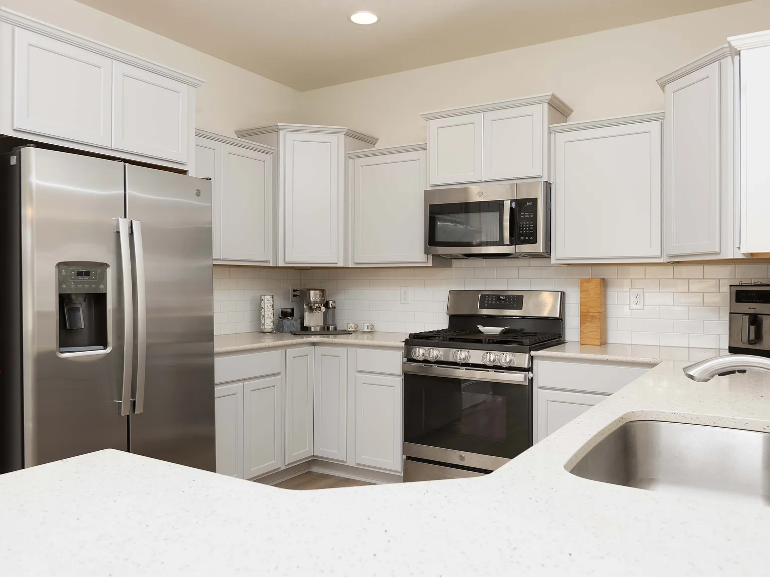 3 bed, 1956 sqft, $2,500 — Photo 4