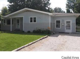 901 N Silver St, Taylorville, IL 62568
