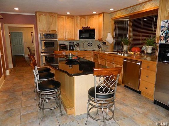 4th image of 61 Edgewood Pl