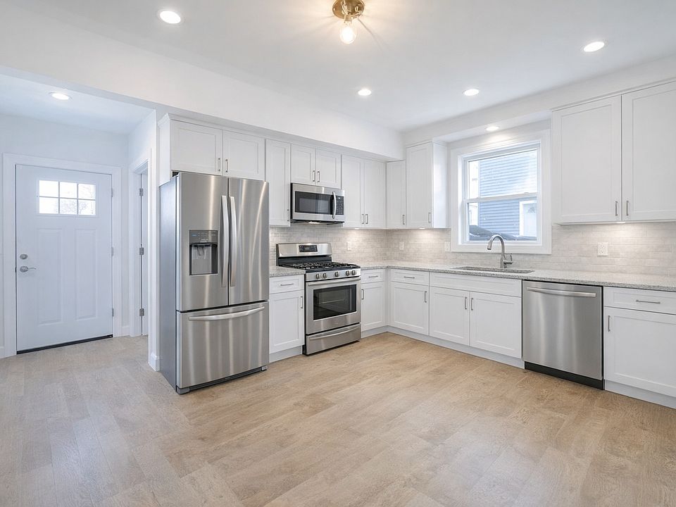 2nd image of 253 Henry St Floor 1