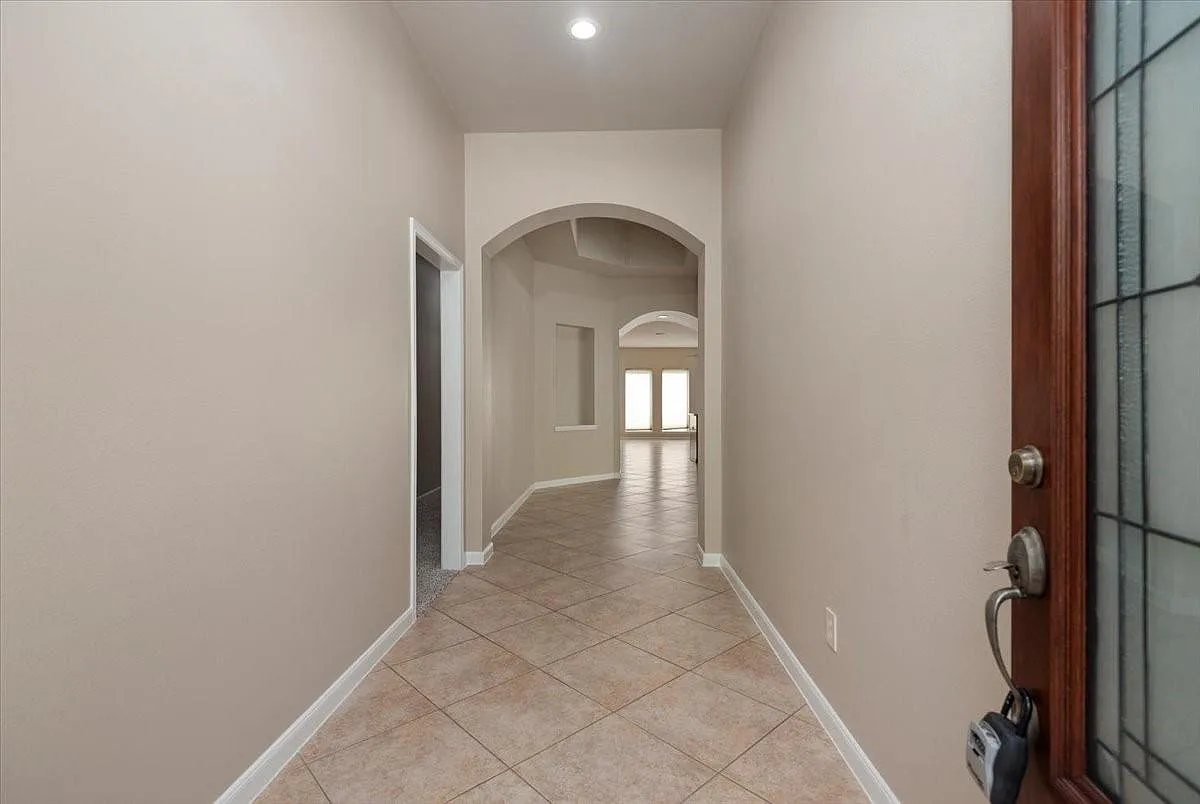 4 bed, 2.0 bath, 2215 sqft, $2,400 — Photo 4