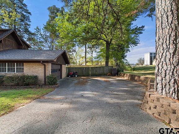 4th image of 2701 Fairfax Dr