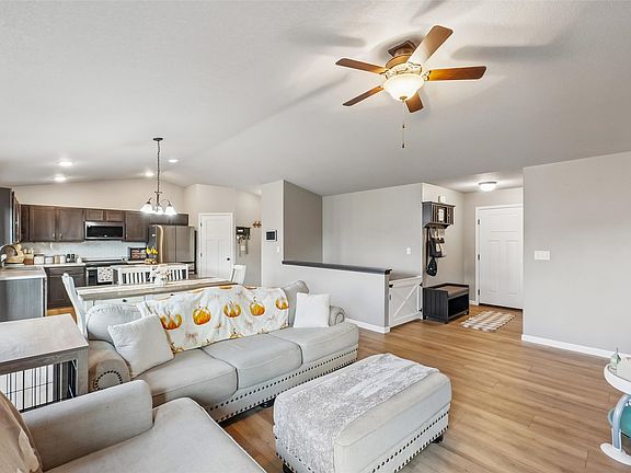 5th image of 806 37th St SW