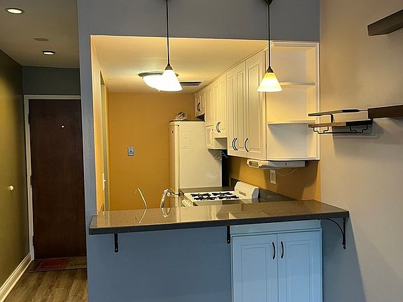 3rd image of 5510 Lincoln Ave #105B