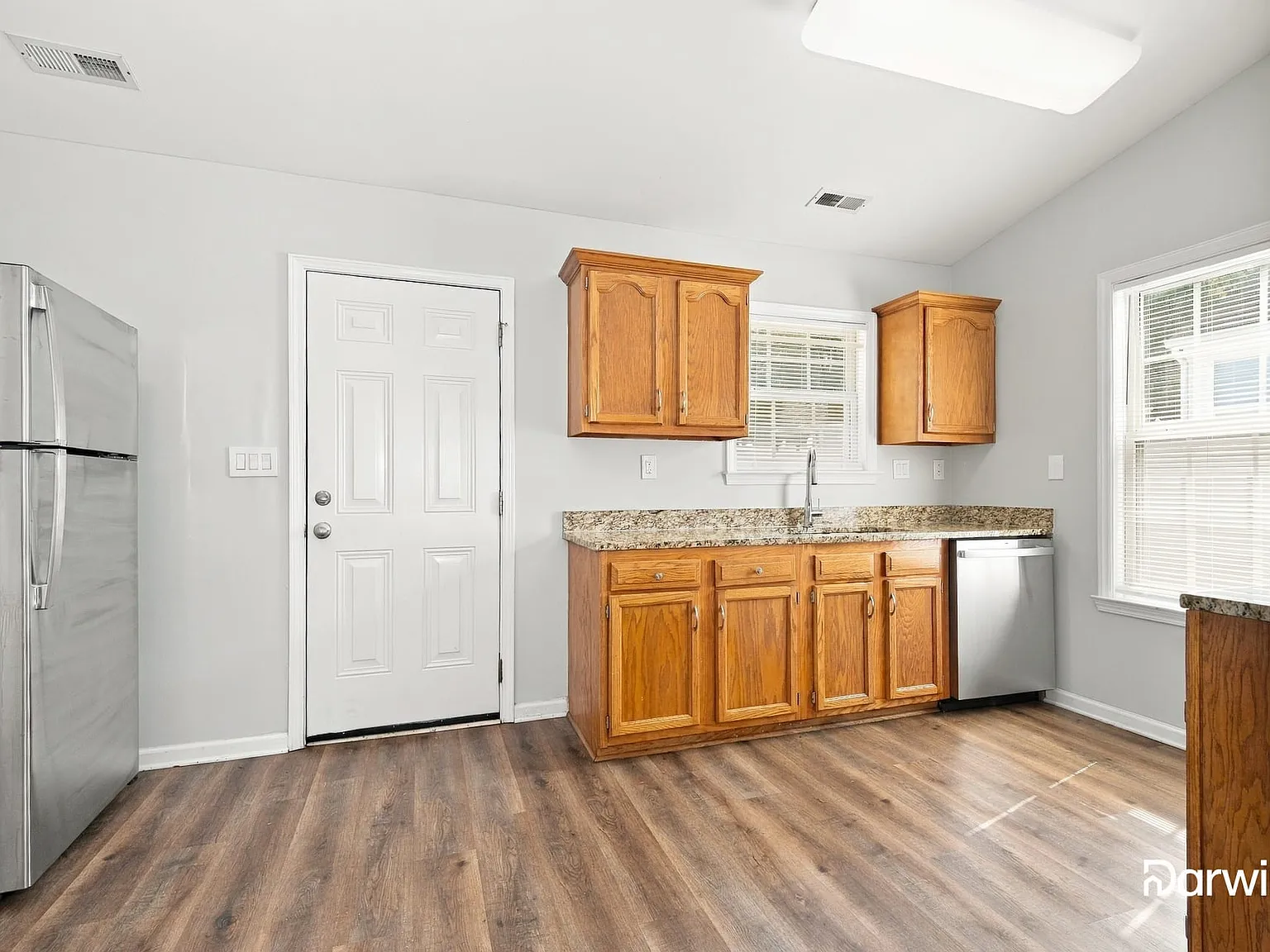 3 bed, 2.0 bath, 992 sqft, $1,880 — Photo 3
