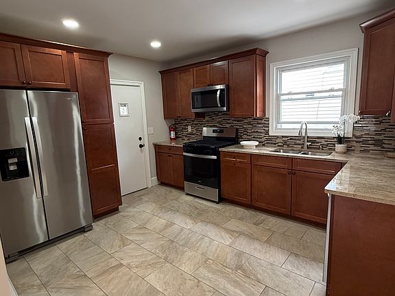 4th image of 89-91 Chapman Pl #1