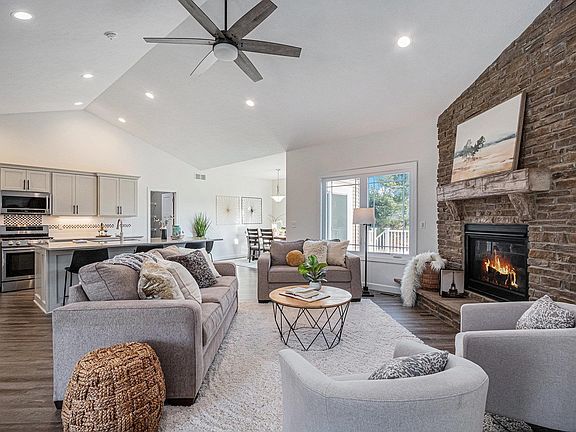3rd image of 4606 Lake Blackthorn Dr