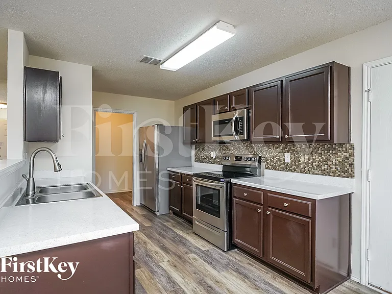 1464 Greenbrook Dr — Photo 5
