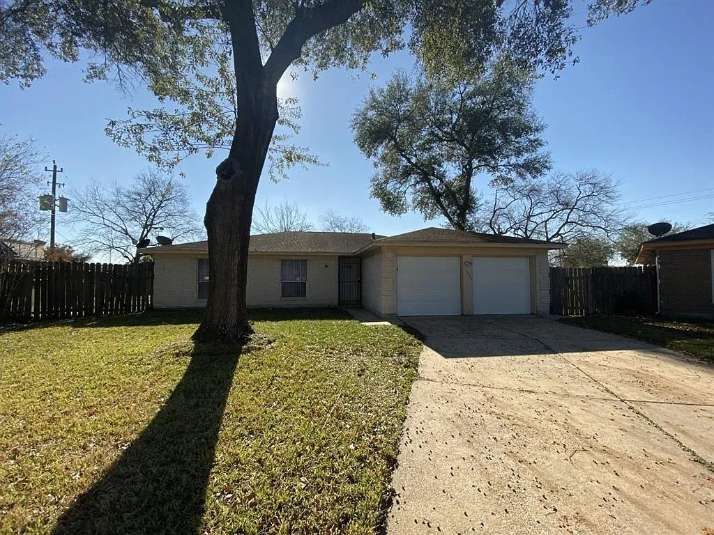 3 bed, 2.0 bath, 1449 sqft, $1,575 — Photo 1