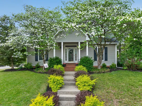 1055 Forest Lake Dr, Lexington, KY 40515