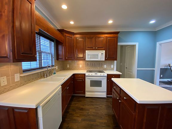 3rd image of 600 Thornwood Cir