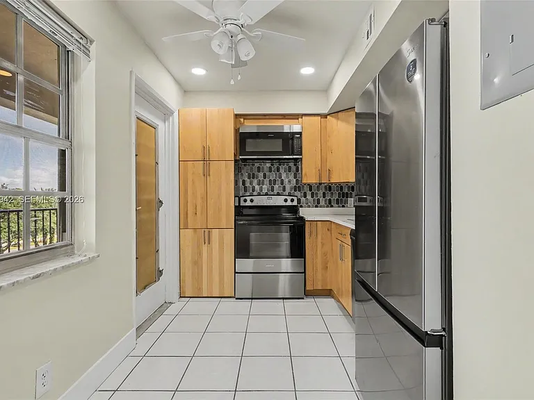 3250 N Palm Aire Dr #406 — Photo 33