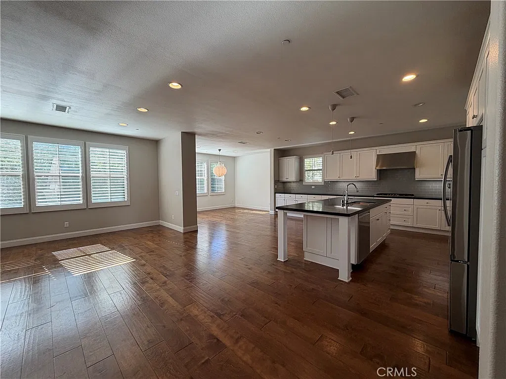3 bed, 2.5 bath, 2332 sqft, $4,800 — Photo 3