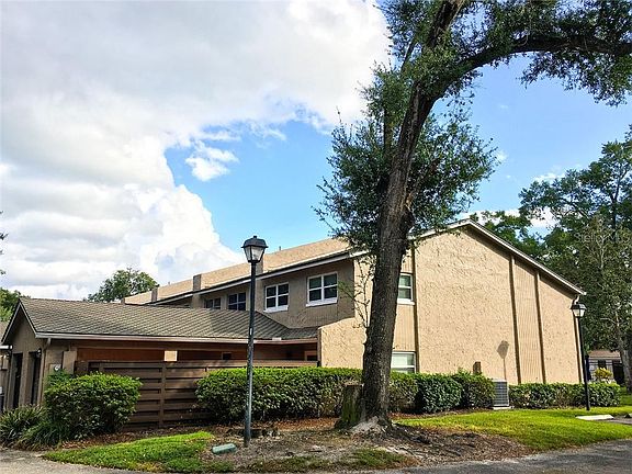 3rd image of 834 Town Cir