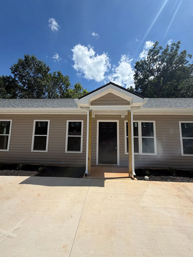 New Construction 2026 Triplex in convenient location. — Photo 1