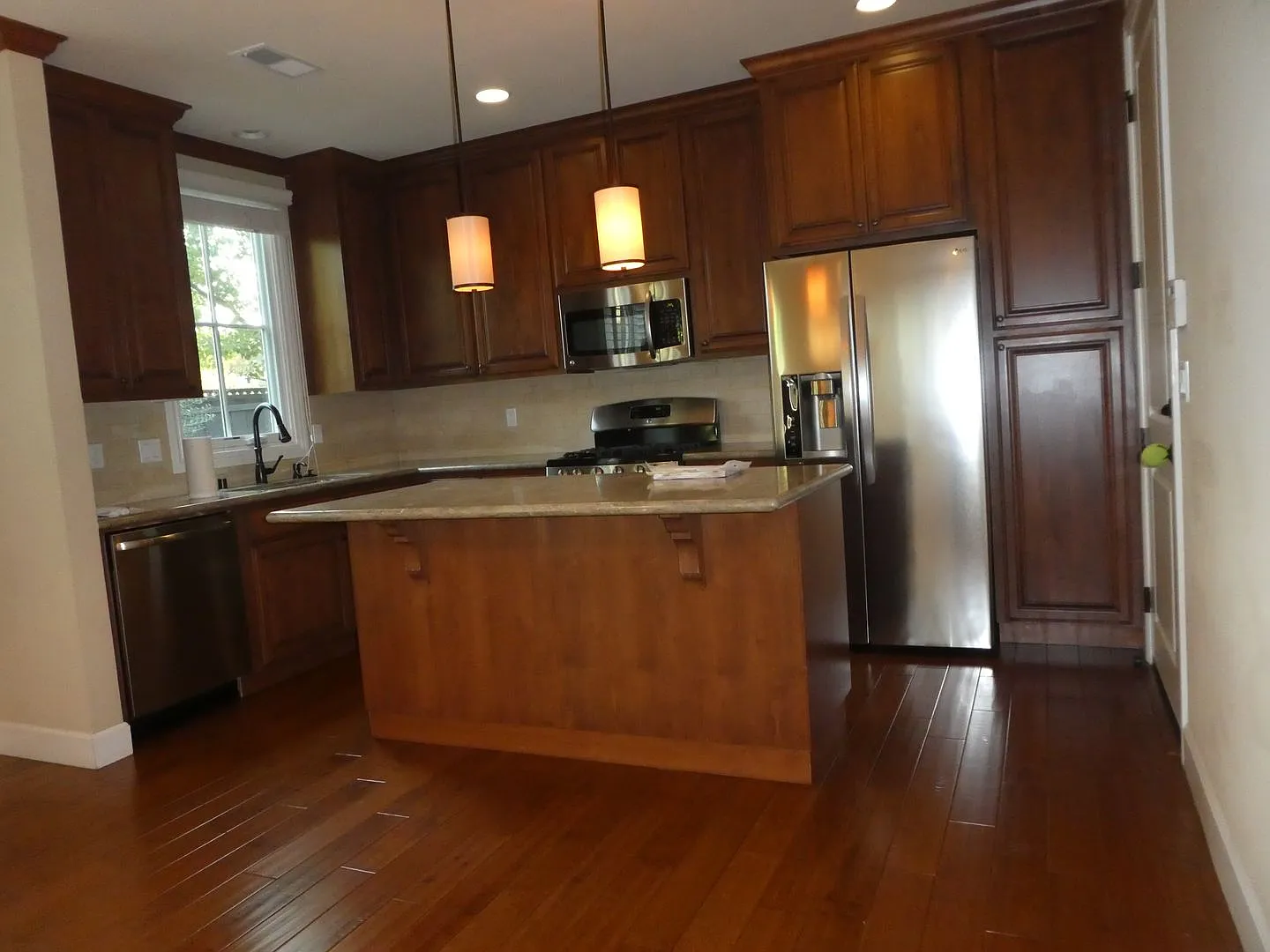 Beautiful, Private, 3 Bed 2.5 Bath 2 Car Garage Single Family Home. — Photo 3