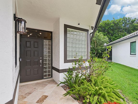 4th image of 10044 Lexington Circle N
