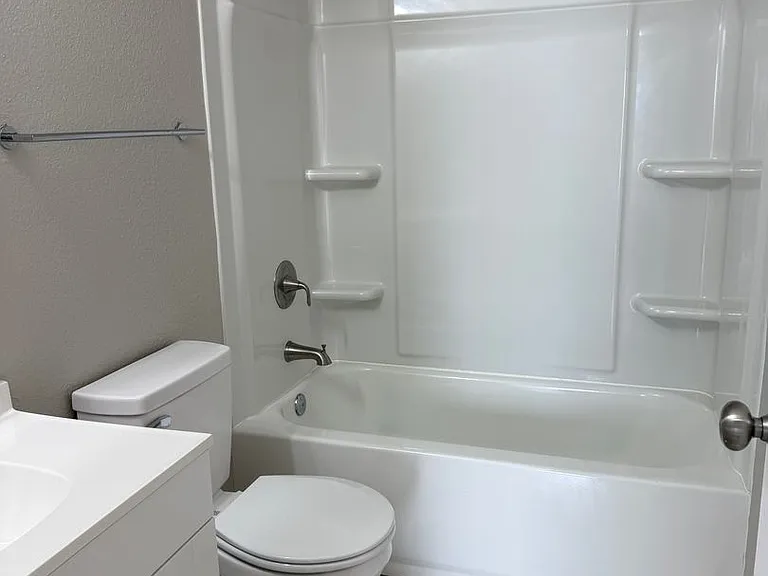 13902 Buckingham Dr — Photo 11