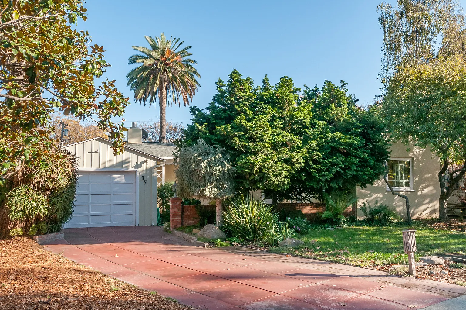 137 Castilian Way photo 1