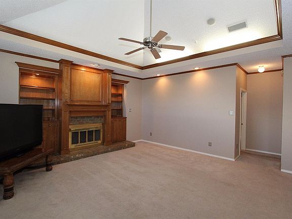 5th image of 103 N York Ave
