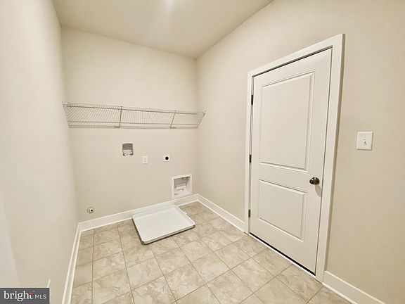 4th image of 29314 Oxford Dr