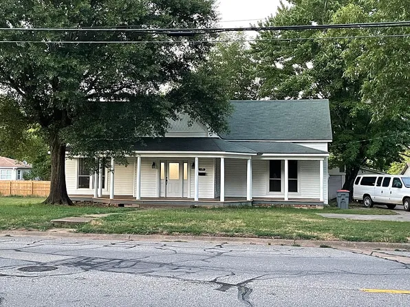 834 N 3rd St, Ozark, AR 72949