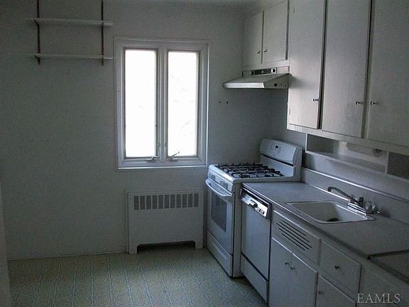 4th image of 32 Lawrence Dr APT C