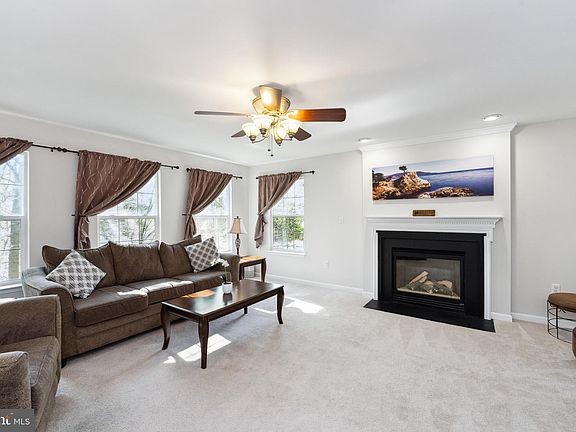 3rd image of 18 Heatherbrook Ln