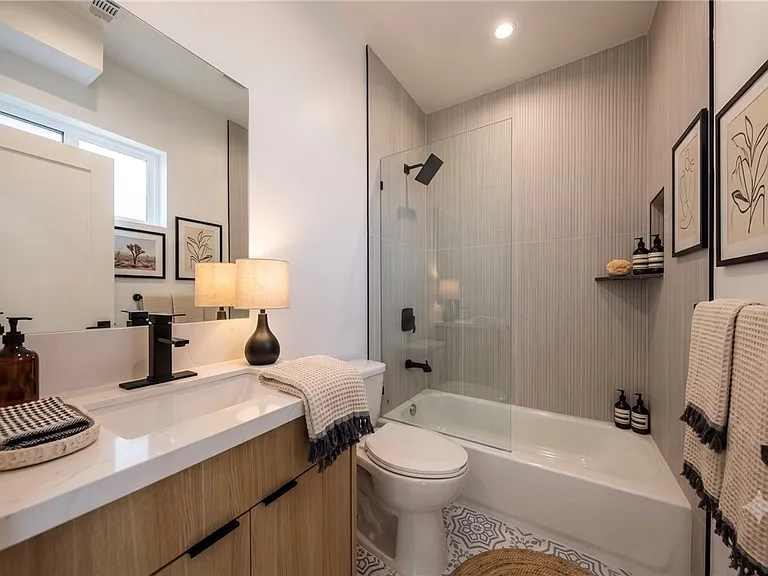 1332 S Longwood Ave #1 — Photo 5