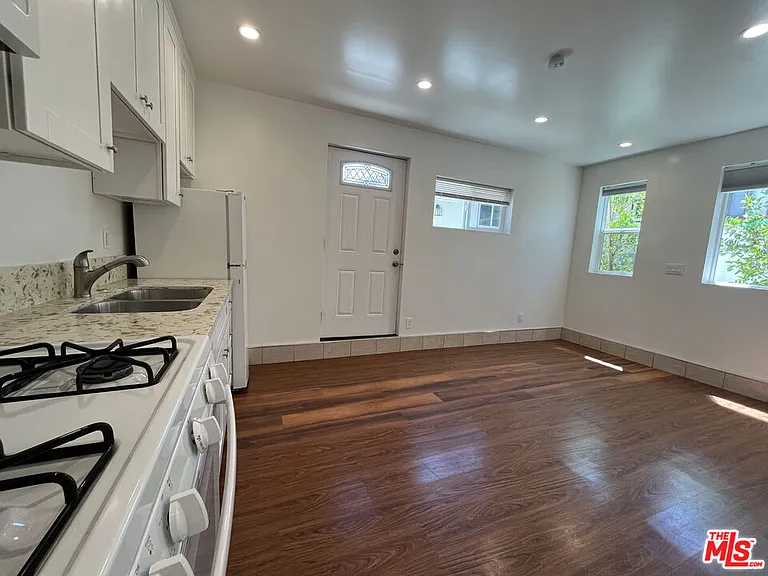 3901 S Orange Dr — Photo 5