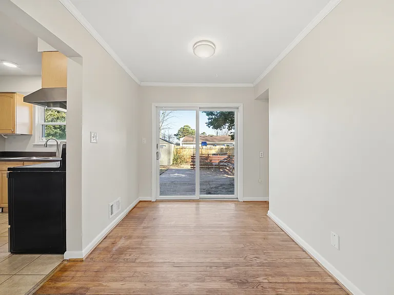 572 Rose Marie Ave — Photo 4