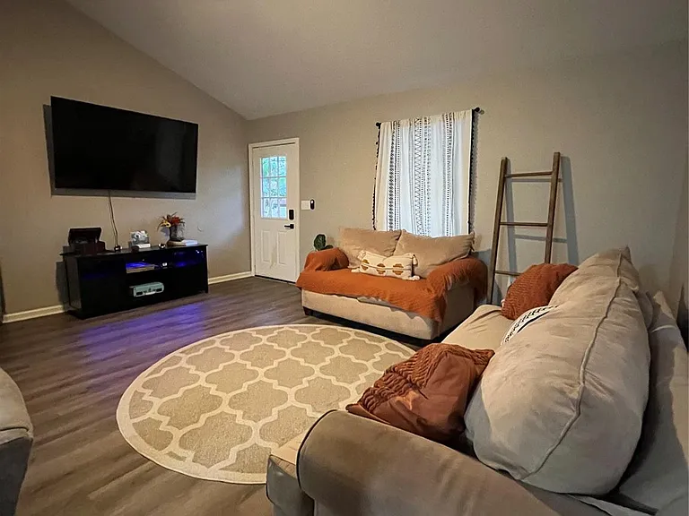 210 S Colbert St — Photo 10