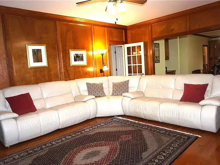 2438 Kings Arms Dr — Photo 10