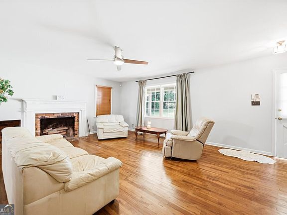 4th image of 3240 Louise Pl