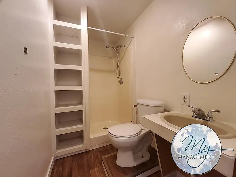 Beautiful location right on the river and adjacent to the City Park — Photo 29