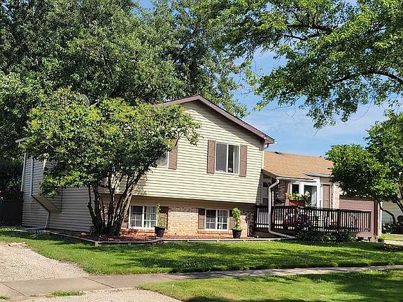 3rd image of 16807 Meadowdale Dr