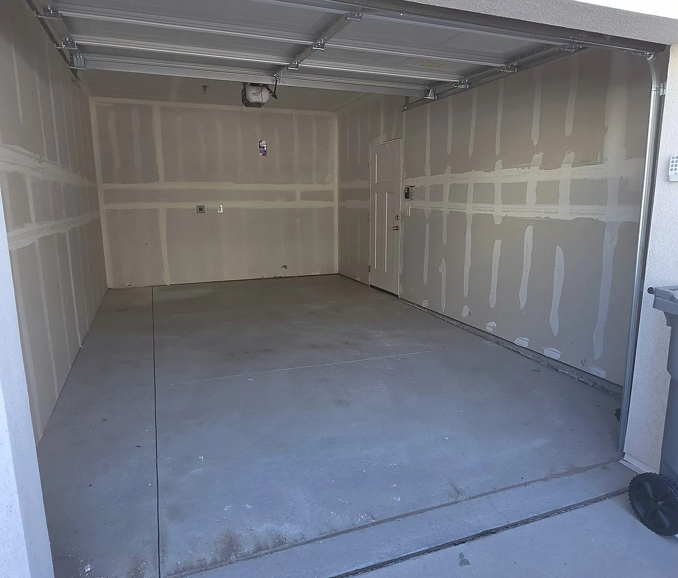 3 bed, 1272 sqft, $2,200 — Photo 4