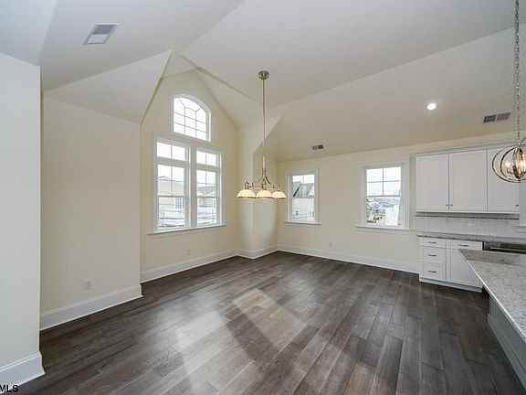 4th image of 502 13th St #500