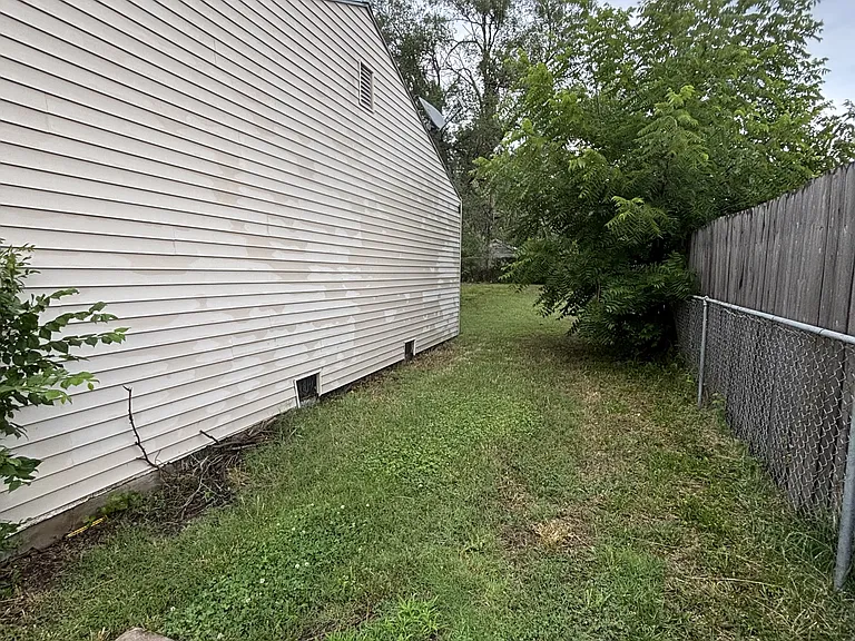 1738 N Poplar Ave — Photo 9