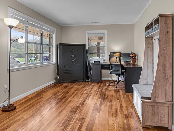 4th image of 497 Charles Ave