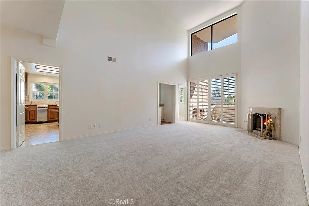 2 bed, 2.5 bath, 2492 sqft, $5,500 — Photo 2