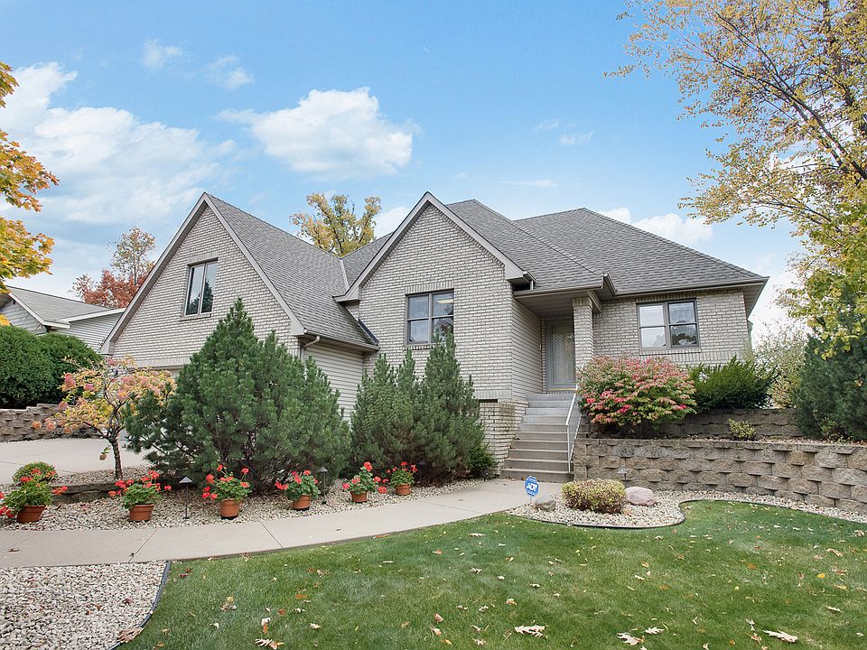 1st image of 2556 Oakridge Ct E