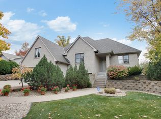 2556 Oakridge Ct E, Maplewood, MN 55119